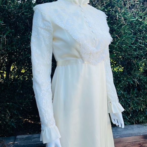 Vintage Exquisite Wedding Gown and Veil - Picture 4 of 10